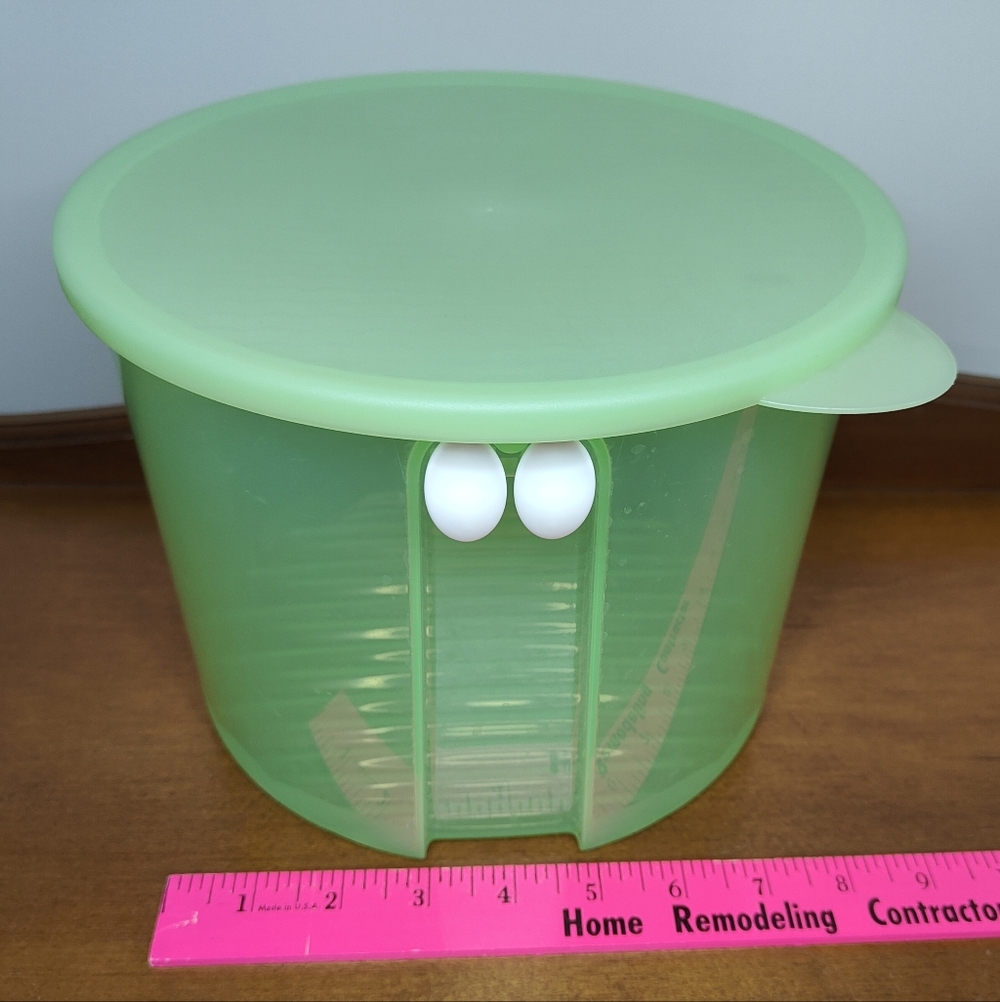 Tupperware Large Round Lettuce FridgeSmart Container